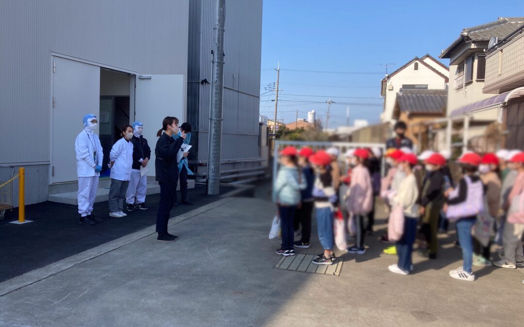 地元の小学生が工場見学に来てくれました